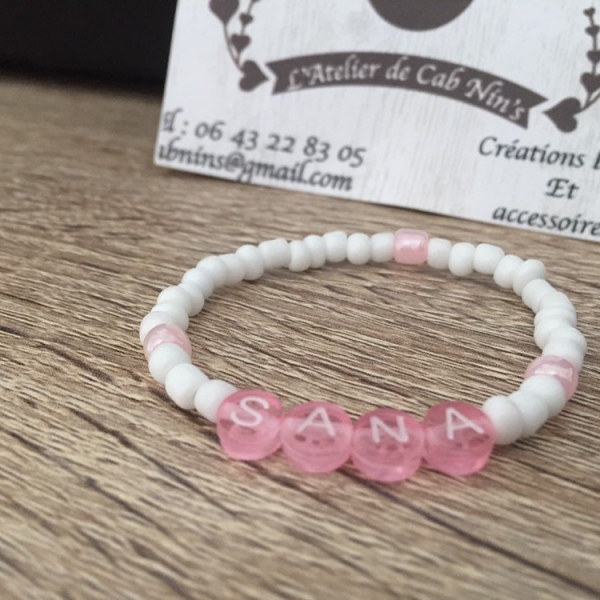 Bracelet enfant élastique en perle blanche avec prenom personnalisable :  par la-boutique-de-cabnins