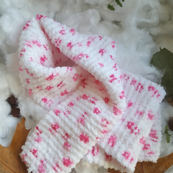 Echarpe fillette en laine chenille , blanche et rose .toute en