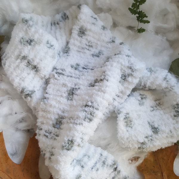 Echarpe enfant en laine chenille , blanche et grise .toute en
