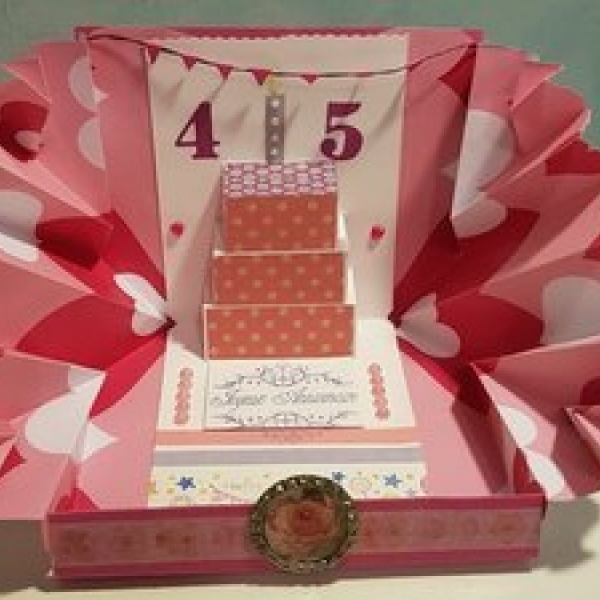 Carte d'anniversaire 3D Happy Birthday - Carte Pop-up pour Enfants - Fait à  la Main - Pour Maman et Papa (Gâteaux Rouges) : : Fournitures de  bureau