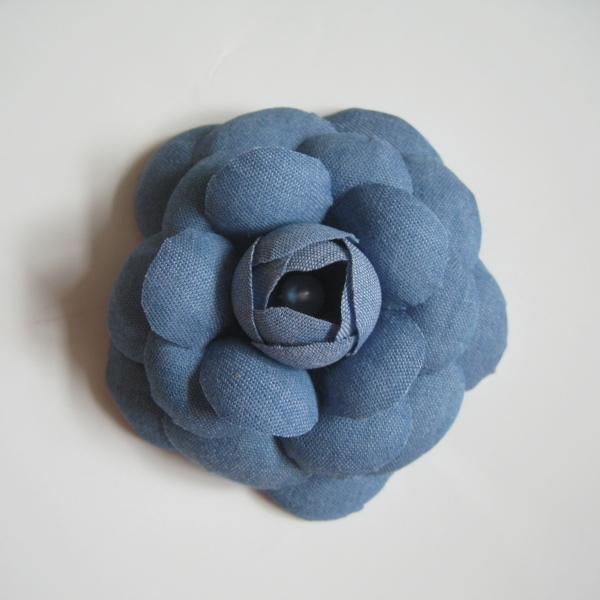 Broche camélia bleu- fleur en coton fait main :  accessoires-accessoires-pour-cheveux par magiedesfleurs