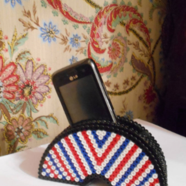 Support pour téléphone portable en perles hama : maison-et-deco-accessoires  par lescartesdelafleur