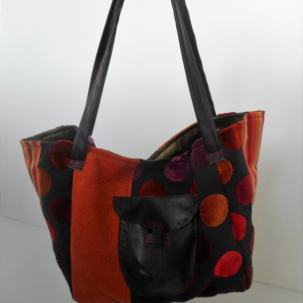 Soyez tendance avec notre sac original en forme de dés noir avec des pois  rouge.