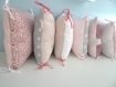 Tour de lit pour bébé rose poudré, gris, blanc et prune
