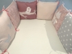 Tour de lit pour bébé rose poudré, gris, blanc et prune