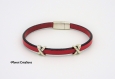 Fin bracelet en cuir rouge motifs croisés