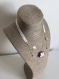 Collier, ruban blanc fleuri, breloques, perles et fleur en fimo violette