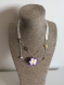 Collier, ruban blanc fleuri, breloques, perles et fleur en fimo violette