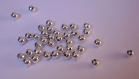 100 perles en métal intercalaire argenté 4 mm - round beads, silver color