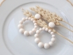 Boucles d'oreilles (petit modèle) créoles perles ivoires en résine - esprit vintage