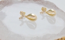 Boucles d'oreilles puces  incrustées de zirconium et agrémentées de petites breloques cauris- plaqué or