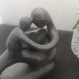Figurine représentant l'amour d'une mère à son enfant