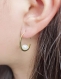 Boucles d’oreilles créoles simples goutte d'eau avec perle or 18k • boucles d’oreilles minimalistes, emerald, dangle, huggie, hole, hoop