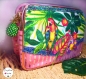 Grande trousse de toilette pour voyage en plastique avec motif tropical, rose et verte originale avec perroquet, fleurs exotiques et ananas