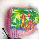 Grande trousse de toilette pour voyage en plastique avec motif tropical, rose et verte originale avec perroquet, fleurs exotiques et ananas