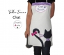 Joli tablier de cuisine femme personnalisé avec prénom avec motif chat noir élégant avec tissu violet à pois, tablier tissu toile de coton