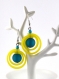 Boucles d'oreilles rondes - ruban silicone jaune - perles bleues polaris