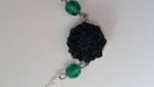Bracelet, fleur noir pailletée vert en pâte polymère, perles facettées vert transparent