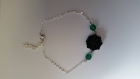 Bracelet, fleur noir pailletée vert en pâte polymère, perles facettées vert transparent