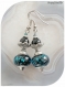 Boucles d'oreilles perles de verre bleues et noires. crochets argentés.