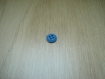 Quatre boutons pate de verre bleu creux sillon  10-50