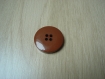 Deux boutons marron rebord et forme 1-11