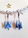 Boucles d'oreilles origami blanches et bleues. motif vagues japonaises .