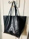 Grand sac cabas brut en cuir noir métallisé avec poche à fermeture