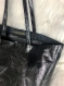 Grand sac cabas brut en cuir noir métallisé avec poche à fermeture