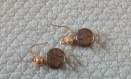 B830-  boucles d'oreilles en métal de couleur dorée avec une grosse perle en céramique grise avec des lignes dorées