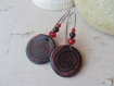 Boucles pendantes breloques disques de pâte polymère spirale rouge et noir, perles verre et bois, boucles légères, boucles pas chères