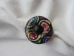 Bague bouton pâte polymère fleurs multicolores sur fond noir, cabochon central résine noire, grosse bague fantaisie fimo