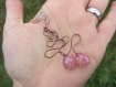 Boucles d'oreilles pendantes bulles de verre filé à pois roses sur tige de cuivre torsadée, perles de rocaille, rose, cuivré et tranluscide