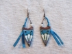 Boucles d'oreilles pendantes breloque en cuivre émaillé bleu turquoise et blanc, motif fleur, ruban satiné bleu et perle de jade blanc