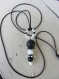 Sautoir pendentif amulette ethnique bulle de verre artisanal, pâte polymère, fleur en métal argenté, anneau de rocaille, noir et blanc