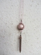 Sautoir pendentif pompon de chaine cuivrée, grosse perle ronde rose et cordon ciré