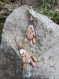 Boucles ethniques pendantes avec breloques gouttes, cuivre émaillé, rocaille et paillettes sequins aux teintes douces de rose, jaune, beige