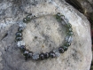 Bracelet ethnique, perles de verre de bohème vert foncé translucide, perles palets ethniques en métal argenté, vert et argent