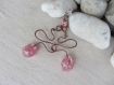 Boucles d'oreilles pendantes bulles de verre filé à pois roses sur tige de cuivre torsadée, perles de rocaille, rose, cuivré et tranluscide