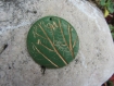 Pendentif, breloque ronde en pâte polymère verte avec motif de feuille nervurée doré, vert et or