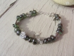 Bracelet ethnique, perles de verre de bohème vert foncé translucide, perles palets ethniques en métal argenté, vert et argent