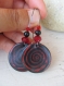 Boucles pendantes breloques disques de pâte polymère spirale rouge et noir, perles verre et bois, boucles légères, boucles pas chères