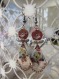 Boucles d'oreilles pendantes ethniques breloque triangle en cuivre émaillé, chaine cuivrée, fleur verre de bohème rouge, beige et bleu