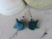 Boucles d'oreilles pendantes avec poisson en pâte polymère bleu et vert et crochet dormeuse argenté et petites perles, mer, marin
