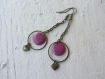 Boucles d'oreilles pendantes anneau bronze, sequin rond en émail mauve et petit coeur, chaine en métal bronze