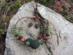 Boucles créoles esprit nature et végétal, marron, vert et cuivré, perles de verre, pierre du soleil marron pailleté, breloque pomme de pin