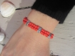 Bracelet ethnique, double rangée de grosses perles de rocaille mate rouge orangé et intercalaires en métal argenté gravé