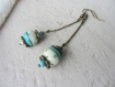 Boucles d'oreilles pendantes rétro perles à pois en verre filé artisanal, pierre de howlite, chaine à billes, bleu turquoise, écru et bronze