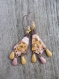 Boucles ethniques pendantes avec breloques gouttes, cuivre émaillé, rocaille et paillettes sequins aux teintes douces de rose, jaune, beige