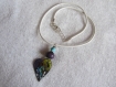 Collier ras du cou cordon de cuir blanc et pendentif coeur en cuivre émaillé et perles de verre et pierre, violet, turquoise et blanc